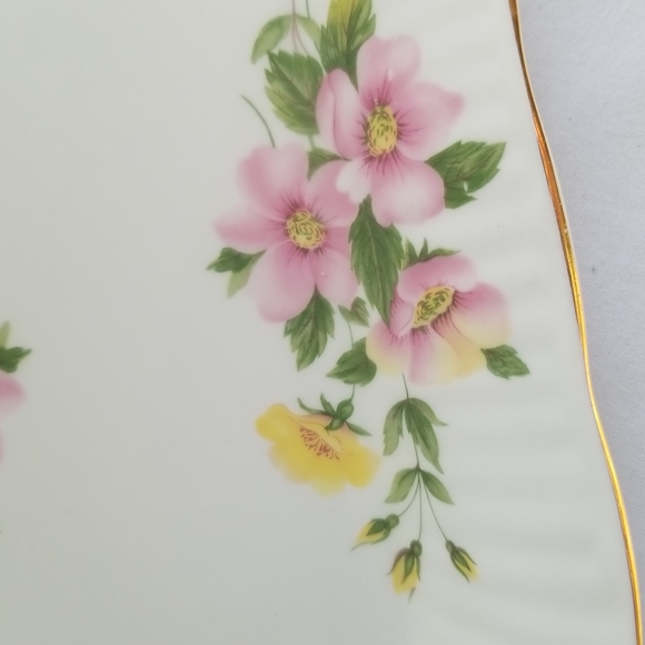 Price drop💥2 Queens bone China dishes 9 inches x5 inches - Picture 3 of 3